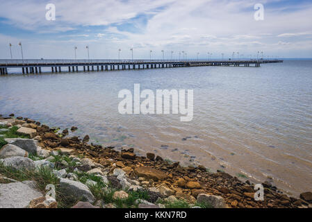 Pier an der Puckbucht vom Strand aus gesehen in Jurata auf der Halbinsel Hel, die Bucht von der offenen Ostsee in der Woiwodschaft Pommern trennt Stockfoto