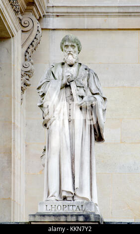 Paris, Frankreich. Palais du Louvre. Statue im Cour Napoleon: Michel de l'Hôpital (oder L'Hospital) (1507 - 1573) französischer Staatsmann. Stockfoto