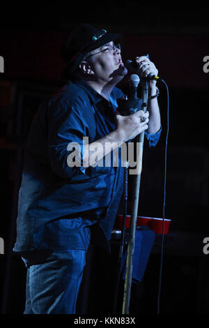 FORT LAUDERDALE FL - 20. SEPTEMBER: Chan Kinchla von Blues Traveler führt an der Revolution am 20. September 2015 in Fort Lauderdale, Florida. Personen: John Popper Stockfoto