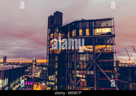 Blick aus der Vogelperspektive auf moderne Apartmentgebäude in der Skyline von London Stockfoto