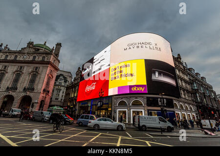 Werbung Bildschirme am Piccadilly Circus in West End London Stockfoto