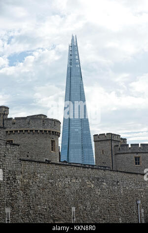 Der Tower von London mit dem Shard klemmt sich zwischen zwei Revolvern Stockfoto