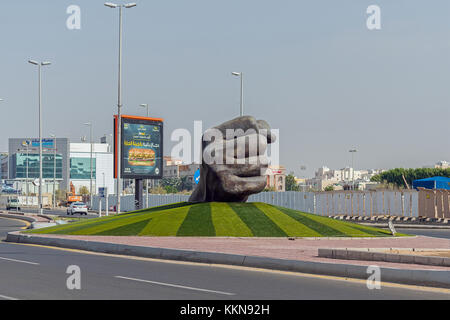 Eine eiserne Faust steigt von unten. Einer der vielen Skulpturen auf den Straßen und Kreuzungen der Stadt Jeddah, Saudi Arabien. Ende 2017 übernommen. Stockfoto