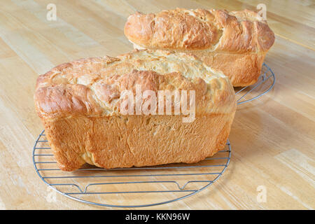 Zwei Brote mit hausgemachtem Brot auf die Kühlung Racks. Stockfoto