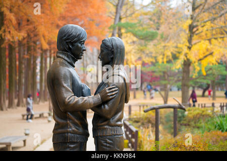 Nami Insel, Südkorea - 7. November 2017 : die Statue und Touristen machen Fotos von der wunderschönen Landschaft rund um Nami Insel in Seoul, Südkorea. Stockfoto