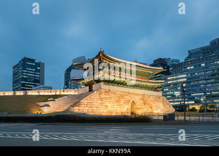 Namdaemun Tor in der Nacht in Seoul, Südkorea. Stockfoto