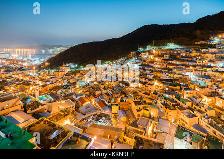 Gamcheon Kultur Dorf in der Nacht in Busan, Südkorea. Stockfoto