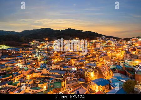 Gamcheon Kultur Dorf in der Nacht in Busan, Südkorea. Stockfoto