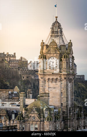 Edinburgh Clock Tower Blick vom Carlton Hill auf Schloss und Hotel Stockfoto