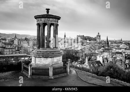 Dugald stewart Denkmal in Edinburgh, Blick von Carlton Hill. Schwarz und Weiß Stockfoto