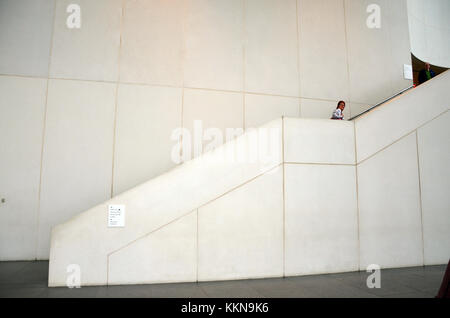 Frau klettern Treppe am JFK Memorial Library und Museum, Boston, Massachusetts, USA Stockfoto