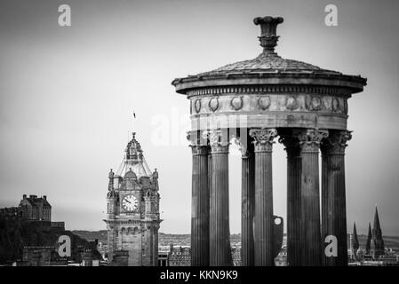 Dugald stewart Denkmal in Edinburgh, Blick von Carlton Hill. Schwarz und Weiß Stockfoto