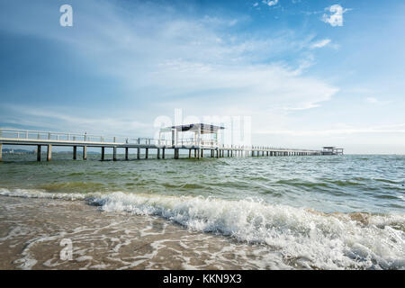 Hölzerne Seebrücke zwischen Sonnenuntergang in Phuket, Thailand. Sommer, Reisen, Ferien und Urlaub. Stockfoto