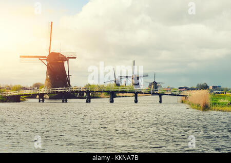 Niederlande traditionelle Windmühle Landschaft bei kinderdijk in der Nähe von Rotterdam in den Niederlanden. Stockfoto