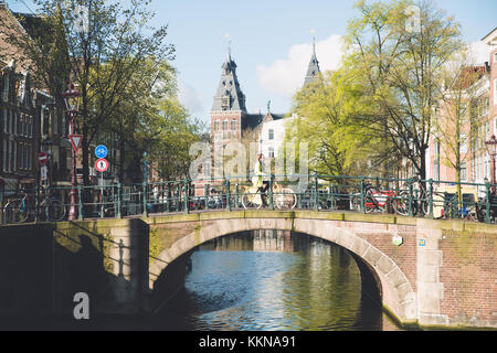 Amsterdam Menschen Reiten Fahrräder im historischen Teil in Amsterdam, Niederlande. Stockfoto