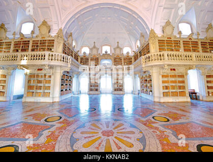 Historische Bibliothek im Mafra National Palace Stockfoto