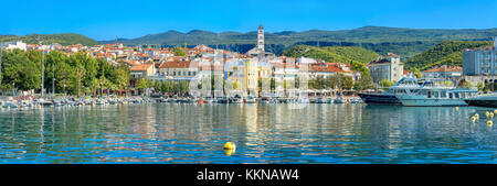 Panoramablick auf mediterranen Küstenstadt crikvenica Istrien, Kroatien Stockfoto