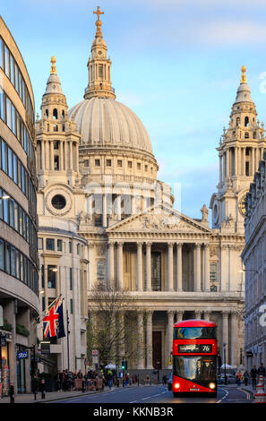 Grossbritannien, England, London, Red London Bus vor der St. Paul's Cathedral in der City von London Financial District und CBD Stockfoto