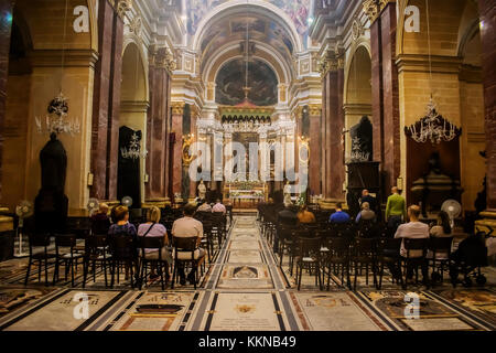 Menschen, die sich in St. Paul's Kathedrale in Mdina, Malta. Stockfoto