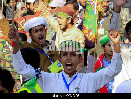 Quetta, Pakistan. 01 Dez, 2017. pakistanische Muslime in einem Rallye Kennzeichnung der Feier der Eid-e-milad-un-Nabi, der Geburtstag des Propheten Mohammad in Quetta, Pakistan. Credit: m. arshad/Pacific Press/alamy Leben Nachrichten teilnehmen Stockfoto