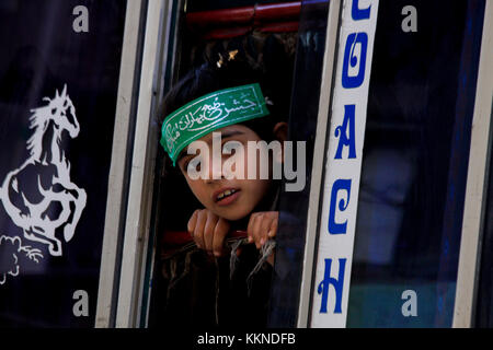 Quetta, Pakistan. 01 Dez, 2017. pakistanische Muslime in einem Rallye Kennzeichnung der Feier der Eid-e-milad-un-Nabi, der Geburtstag des Propheten Mohammad in Quetta, Pakistan. Credit: m. arshad/Pacific Press/alamy Leben Nachrichten teilnehmen Stockfoto