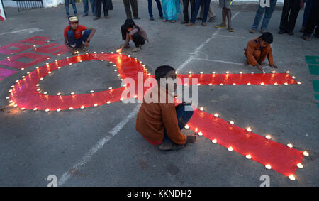 Kolkata, Indien. 01 Dez, 2017. Kinder Lampen auf rotem Band und Slogan, der bei einem sozialen Bewusstsein generation Programm für die Beseitigung der Stigmatisierung und Panik auf HIV/Aids anlässlich des Welt-AIDS-Tag am 1. Dezember Lit, 2017 in Kalkutta. Welt-AIDS-Tag am 01. Dezember jährlich beobachtet ist es, das Bewusstsein über HIV/Aids zu schärfen. Credit: saikat Paul/Pacific Press/alamy leben Nachrichten Stockfoto