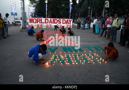 Kolkata, Indien. 01 Dez, 2017. Kinder Lampen auf rotem Band und Slogan, der bei einem sozialen Bewusstsein generation Programm für die Beseitigung der Stigmatisierung und Panik auf HIV/Aids anlässlich des Welt-AIDS-Tag am 1. Dezember Lit, 2017 in Kalkutta. Welt-AIDS-Tag am 01. Dezember jährlich beobachtet ist es, das Bewusstsein über HIV/Aids zu schärfen. Credit: saikat Paul/Pacific Press/alamy leben Nachrichten Stockfoto