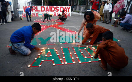 Kolkata, Indien. 01 Dez, 2017. Kinder Lampen auf rotem Band und Slogan, der bei einem sozialen Bewusstsein generation Programm für die Beseitigung der Stigmatisierung und Panik auf HIV/Aids anlässlich des Welt-AIDS-Tag am 1. Dezember Lit, 2017 in Kalkutta. Welt-AIDS-Tag am 01. Dezember jährlich beobachtet ist es, das Bewusstsein über HIV/Aids zu schärfen. Credit: saikat Paul/Pacific Press/alamy leben Nachrichten Stockfoto