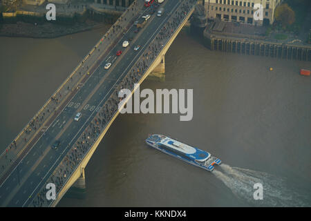 Ein Blick auf die touristische Boot unter der London Bridge, wo Hunderte von Arbeitern sind zu Fuß zur Arbeit zu gehen. von einer Reihe von Fotos von London aus der zu Stockfoto