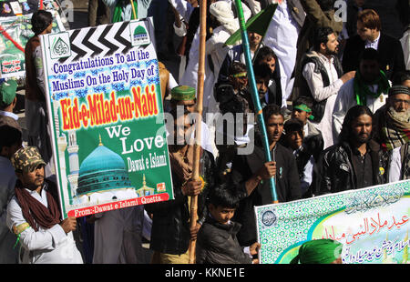 Quetta, Pakistan. 01 Dez, 2017. pakistanische Muslime in einem Rallye Kennzeichnung der Feier der Eid-e-milad-un-Nabi, der Geburtstag des Propheten Mohammad in Quetta, Pakistan. Credit: m. arshad/Pacific Press/alamy Leben Nachrichten teilnehmen Stockfoto