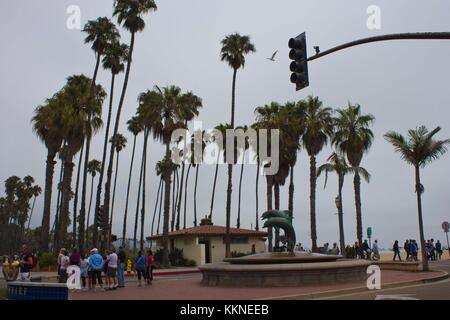 Santa Barbara, USA - 15.August 2014: grauer Tag in Santa Barbara, Kalifornien. Blick auf die Straße entlang der Küste mit ihren Palmen, Delphin Brunnen und Stockfoto