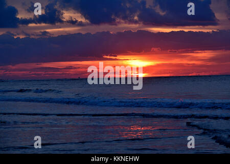 Brillante inspirierenden Sonnenaufgang über dem Meer. Stockfoto