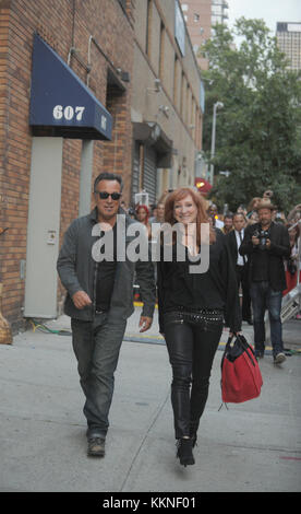 NEW YORK, NY - AUGUST 06: Musiker Bruce Springsteen und Frau Patti Scialfa verlassen das Studio nach der letzten Taping "Der Daily Show mit Jon Stewart" am 6. August 2015 in New York City. Personen: Bruce Springsteen, Patti Scialfa Stockfoto