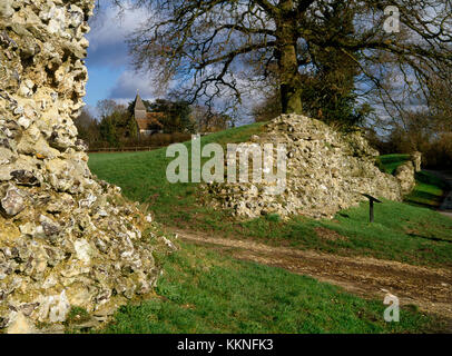 Silchester römischen Stadtmauer, Hampshire, UK: Blick NE durch Lücke in SE-Wand der Hl. Jungfrau Maria Kirche vor Ort von zwei Romano-Celtic Tempel. Stockfoto