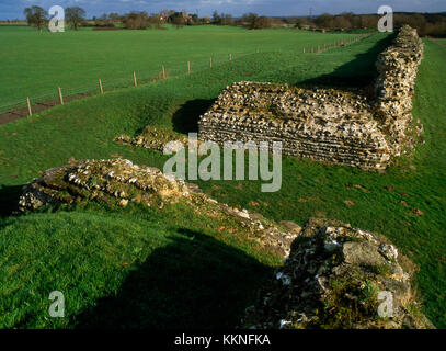 Anzeigen ENE von South Gate von silchester Römische Stadt, Hampshire, UK. Die C3-rdAD Steinmauer dreht sich nach innen Passage zu steinernen Torbogen (L) des späten C2nd. Stockfoto