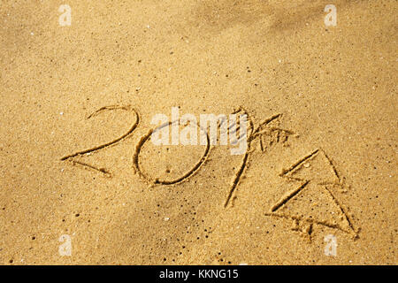 2018 auf einem Strand sand schreiben. letzten Nummern wie Palm und Weihnachtsbaum Stockfoto
