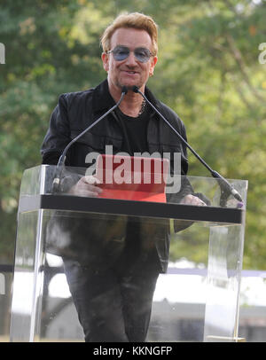 NEW YORK, NY - 29. Juli: Yoko Ono, Bono, Salil Shetty und der Kante der Amnesty International Wandteppich zu Ehren John Lennon Enthüllung auf Ellis Island besuchen am 29. Juli 2015 in New York City. Personen: Bono Stockfoto