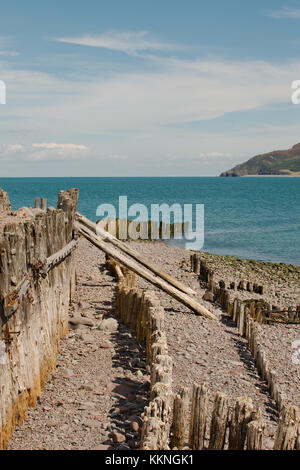 Blick auf den Kanal von Bristol von porlock Wehr, Somerset, uk gesehen, die den Küstenschutz gegen Erosion zu schützen. Stockfoto