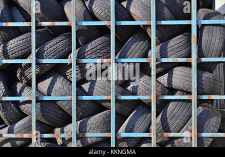 Muster der alten Reifen, die zum Recycling gestapelt werden Stockfoto