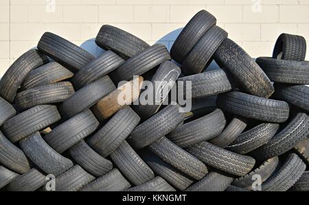 Muster der alten Reifen, die zum Recycling gestapelt werden Stockfoto