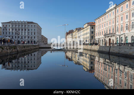 Historische Gebäude in der noch Wasser des Canal Grande, Triest, Friaul-Julisch Venetien, Italien wider Stockfoto