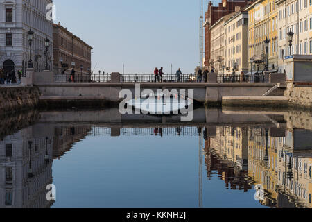 Brücke Ponte Rosso und historische Gebäude spiegeln sich im stillen Wasser des Canal Grande, Triest, Friaul Julisch Venetien, Italien Stockfoto