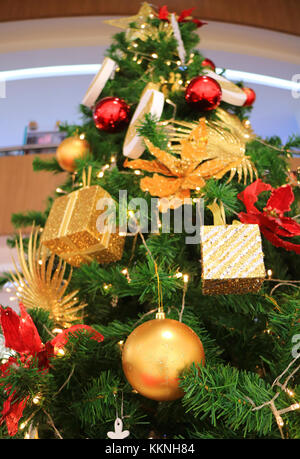 Low Angle View von einem grossen Weihnachtsbaum voll von wunderschönen Ornamenten Stockfoto