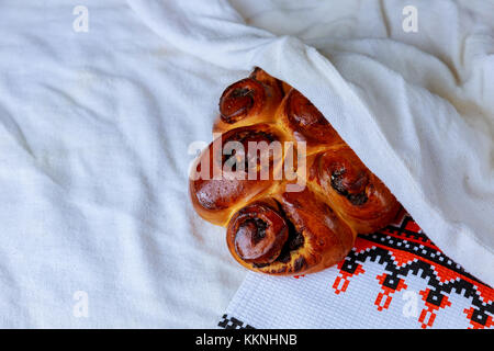 Brot auf der bestickten Tuch Hochzeit Laib auf der bestickte Handtuch Stockfoto