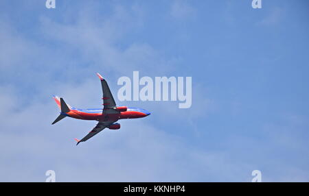 MOLINE, Illinois, USA, September 1, 2017: Southwest Airlines Commercial Jet in einem blauen Himmel über Moline, Illinois, USA, isoliert Stockfoto