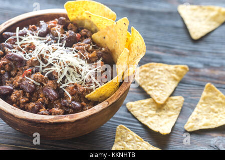 Schüssel mit Chili con carne mit Tortilla Chips Stockfoto