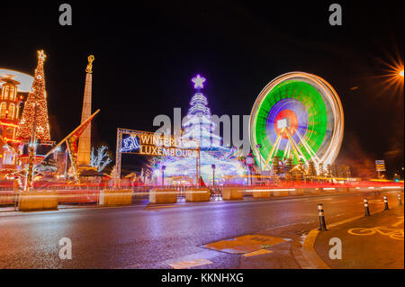 Riesenrad in Bewegung in der Nacht Christmas Festival in Luxemburg, Luxemburg Stadt Stockfoto