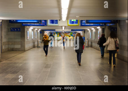 Die Menschen sind zu Fuß unten in der Luxemburg Gare Central Station, Luxemburg Stockfoto