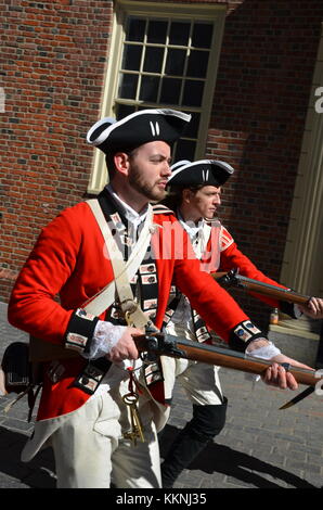Soldaten in der Britischen Armee Uniform gekleidet reinact Eine wichtige Zeremonie für Touristen vor dem Old State House Boston Massachusetts Stockfoto