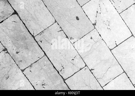 Nahaufnahme einer glatten Pflaster am Stradun (Placa), die Hauptstraße in Dubrovnik, Kroatien. Von oben in Schwarz und Weiß gesehen. Stockfoto